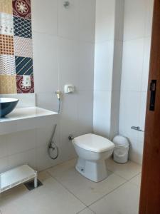 帕尔马斯Orla Graciosa的白色的浴室设有卫生间和水槽。
