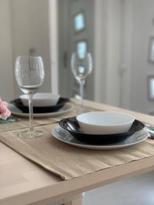 奥帕提亚Studio Claudia的一张桌子上放有盘子和酒杯