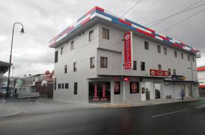 圣何塞Hotel San José的街道拐角处的建筑物