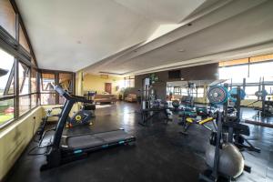 内罗毕内罗毕67号机场酒店的健身房设有数台跑步机和健身自行车