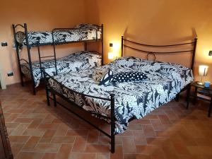 GavinanaLa locanda dei Reggia的一间卧室配有两张双层床。