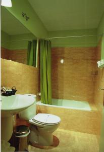 塞哥维亚福尔诺斯旅馆的浴室配有卫生间、盥洗盆和浴缸。
