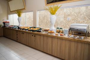 圣路易斯普瑞米尔酒店的包含各种食物的自助餐