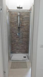 米兰Rogoredo Milan Apartments的一间设有砖墙淋浴的浴室