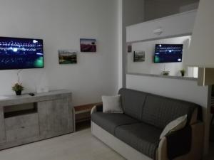 米兰Rogoredo Milan Apartments的带沙发和平面电视的客厅