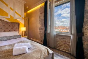 扎达尔Riva Palace - design rooms的一间卧室设有一张床和一个大窗户