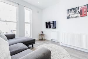 伦敦2-bed Notting Hill / Portobello的白色的客厅配有沙发和椅子