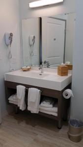DunvillaLakes Inn at Dunvilla的浴室配有盥洗盆、镜子和毛巾