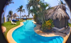 阿卡普尔科Bungalows Las Brisas Acapulco的享有游泳池与度假村的景色