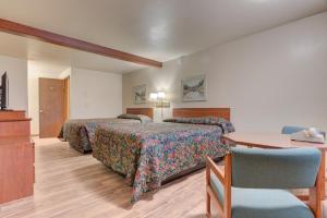 雷德蒙德雷德蒙德酒店的酒店客房设有两张床和一张桌子。