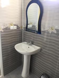巴统Guest House Koba的一间带水槽和镜子的浴室