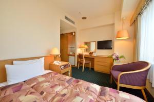 滨松滨松皇冠饭店的配有一张床和一张书桌的酒店客房