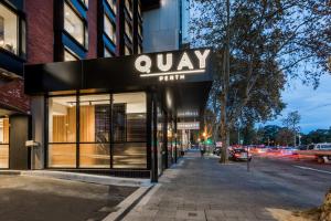 珀斯Quay Perth的建筑前有标志的商店