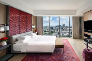 北京北京索菲特大酒店的卧室设有一张白色大床和大窗户