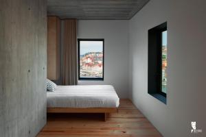 加亚新城奥琳达波尔图公寓的一间卧室设有一张床和一个窗口