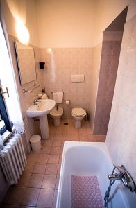 奥维多翁布里亚餐厅酒店的带浴缸、卫生间和盥洗盆的浴室