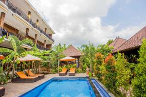 蓝梦岛Dinatah Lembongan Villas的一座带游泳池和度假村的别墅