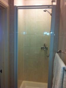 沃里克黑马酒店的带淋浴的浴室和玻璃门