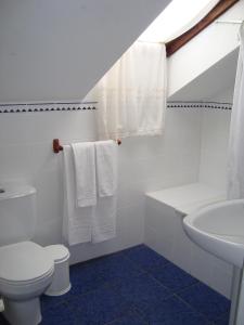 奥耶多佩尼亚萨格拉旅馆的白色的浴室设有卫生间和水槽。