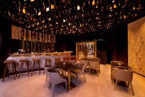 香港九龙海湾酒店的餐厅设有酒吧,配有桌椅
