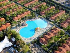 佩斯基耶拉德加达意大利贝拉露营酒店的享有带游泳池的度假村的空中景致