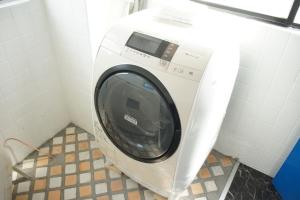 北斗市Guest House Japan Heart的浴室角落的洗衣机