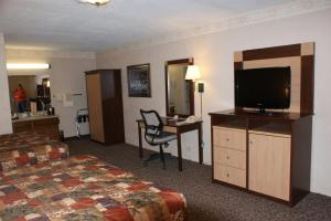 凯恩塔维特日尔汽车旅馆的配有一张床和一台平面电视的酒店客房