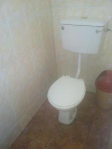 阿克拉Rising Phoenix的浴室设有白色卫生间和垃圾桶。