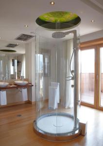 奥维多坎波阿莫酒店的天花板的房间里设有一个大型玻璃淋浴间