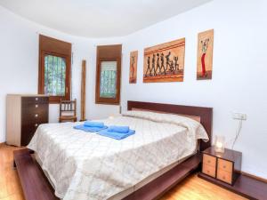 霍斯皮塔勒·德尔英福Villa Estrella by Interhome的一间卧室配有一张带蓝色毛巾的床