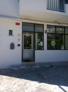 萨布盖鲁Monte Estrela的大楼入口,设有门窗