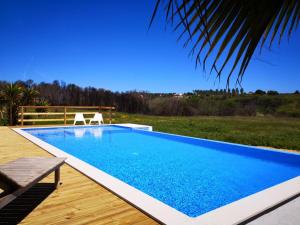 阿尔热祖尔Moledos glamping的一个带木甲板的庭院内的游泳池