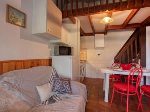 米尼赞海滩Apartment Les Landaises by Interhome的一间带一张床的房间和一间带桌子的厨房