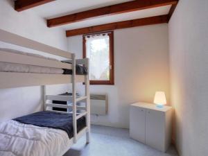 米尼赞海滩Apartment Les Landaises by Interhome的一间卧室设有两张双层床和一扇窗户。