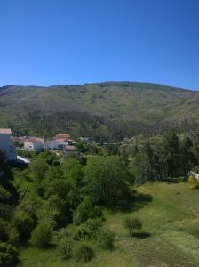 萨布盖鲁Monte Estrela的享有以山脉为背景的小镇美景。