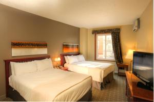 蒙特朗布朗圣伯纳德特拉姆布朗特山酒店的酒店客房设有两张床和一台平面电视。