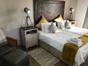 奥奇瓦龙戈布什枕头旅馆的酒店客房,配有两张床和椅子
