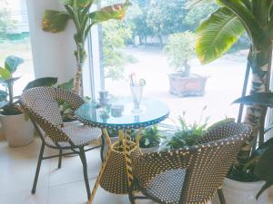 格卢市社海当酒店的露台上的玻璃桌子和椅子