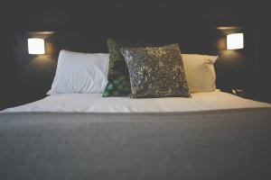 康达格林穆勒康德格林酒店的床上有2个枕头
