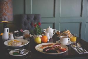 康达格林穆勒康德格林酒店的一张桌子,上面放着带橘子和果汁的食物