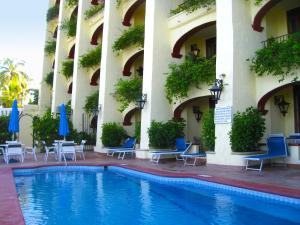 巴亚尔塔港林多马尔度假酒店的大楼前设有游泳池的酒店