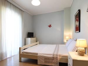 卡尼奥提Ioanna Maisonette by RentalsPro Hanioti Halkidiki的白色的卧室设有床和窗户