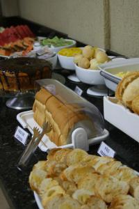戈亚尼亚品赫罗斯酒店的一张桌子上面有很多不同类型的食物