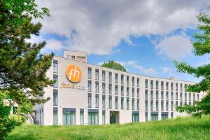 卢布林Focus Hotel Premium Lublin的建筑的侧面有k标志