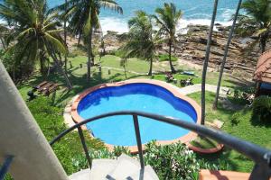 坦加拉Villa Lucky Star的从度假村的阳台可欣赏到游泳池的景色