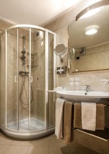 圣卡特琳娜瓦尔夫潘德兰奇尼酒店的带淋浴和盥洗盆的浴室