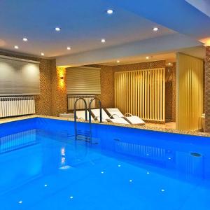 阿特劳哈萨克斯坦酒店的在酒店房间的一个大型游泳池