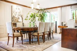 马德里Velazquez Manor House的一间带木桌和椅子的用餐室