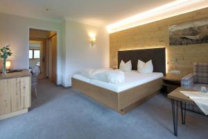 佩尔蒂绍伯格兰酒店的一间带大床的卧室和一间浴室