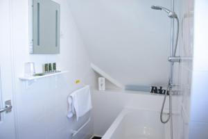 伊斯特布恩樱桃树宾馆的带淋浴和盥洗盆的白色浴室